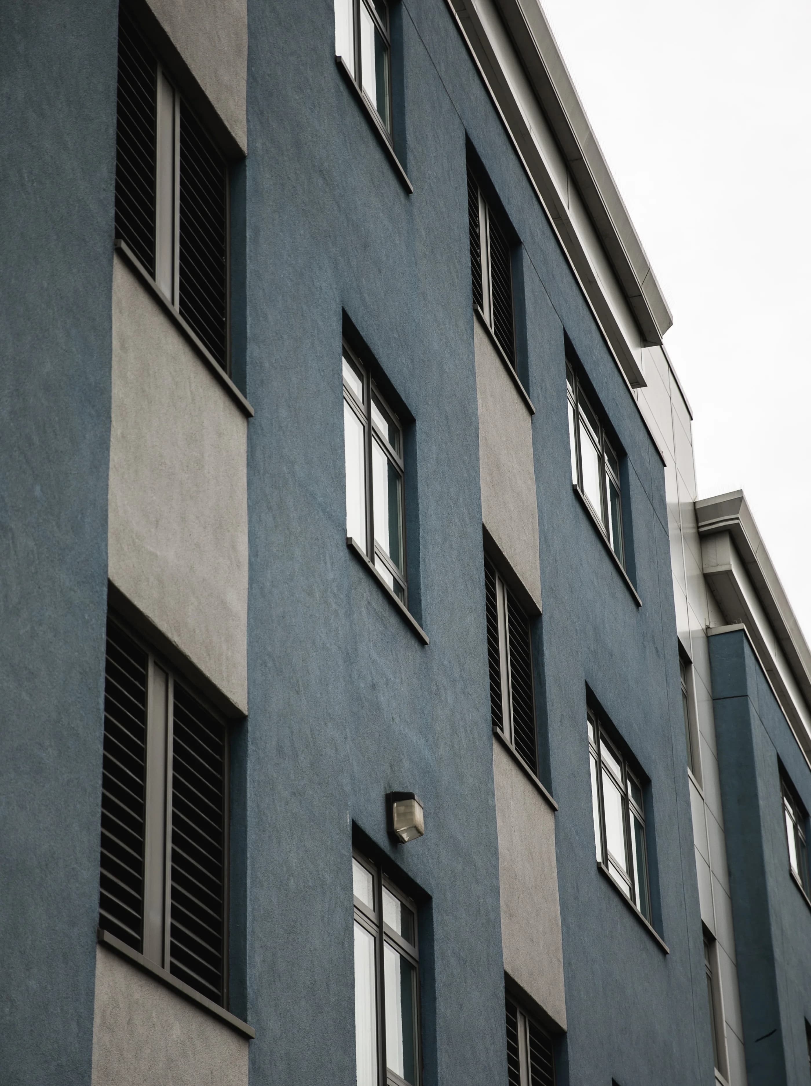 Fassade eines Mehrfamilienhauses im Rhein-Main-Gebiet